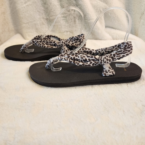 Sanuk sandals 9 - Picture 1 of 6